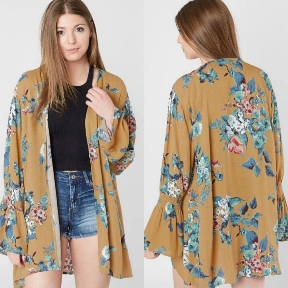 NWOT Yellow lightweight floral kimono / kimono from Buckle/ gimmicks